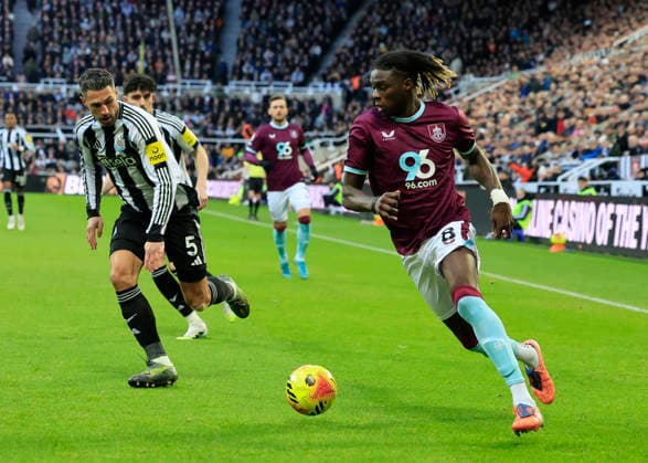 Newcastle United v Burnley Premier League Fabian Schär of Newcastle United (left) defends against Lesley Ugochukwu of Burnley during the Premier League match at St. James s Park, Newcastle 06 12 2025 UK Newspapers OUT Copyright: xFredxPalmerx FIL-22605-0163