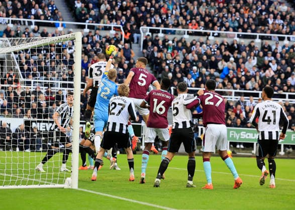 Newcastle United v Burnley Premier League Aaron Ramsdale of Newcastle United (middle) punches ball clear under pressure from Maxime Estve of Burnley during the Premier League match at St. James s Park, Newcastle 06 12 2025 UK Newspapers OUT Copyright: xFredxPalmerx FIL-22605-0176