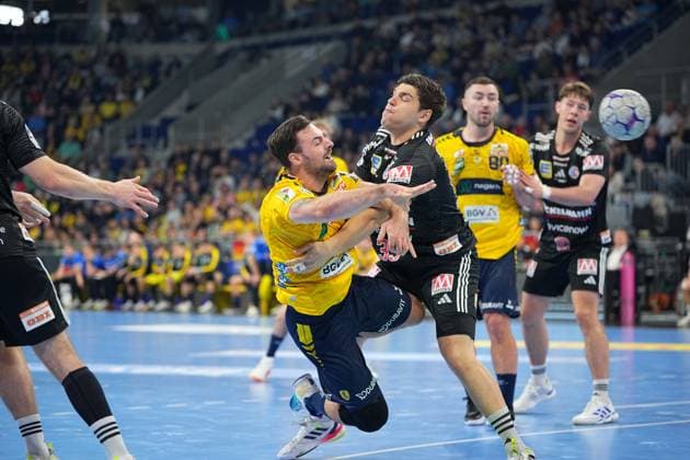 Dani Baijens 77, Rhein Neckar Löwen in a duel with Florian Scheerer 10 HC Erlangen Handball scene with Dani Baijens 77, Rhein Neckar Löwen and Florian Scheerer 10 HC Erlangen Copyright: xspeedshotx