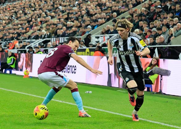Newcastle United v Burnley Premier League Anthony Gordon of Newcastle United (right) knocks the ball past Hjalmar Ekdal of Burnley during the Premier League match at St. James s Park, Newcastle 06 12 2025 UK Newspapers OUT Copyright: xFredxPalmerx FIL-22605-0210