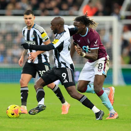 Newcastle United v Burnley Premier League Yoane Wissa of Newcastle United shields the ball from Lesley Ugochukwu of Burnley during the Premier League match at St. James s Park, Newcastle 06 12 2025 UK Newspapers OUT Copyright: xFredxPalmerx FIL-22605-0220