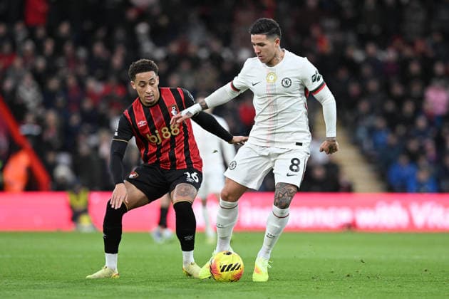 Bournemouth v Chelsea Premier League 06 12 2025. Enzo Fernandez (8) of Chelsea on the attack battles for possession with Marcus Tavernier (16) of AFC Bournemouth during the Premier League match between Bournemouth and Chelsea at the Vitality Stadium, Bournemouth, England on 6 December 2025. Bournemouth Vitality Stadium Dorset England Editorial use only DataCo restrictions apply See www.football-dataco.com , Copyright: xGrahamxHuntx PSI-23351-0228