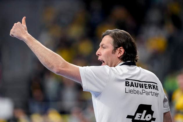 Johannes Sellin coach, head coach, HC Erlangen , with thumbs up, gesture, gesture, confident, positive, optimistic, joy, rejoice, rejoicing, single picture, single photo, action, action, 06 12 2025, Mannheim Germany , Handball, Bundesliga, Rhein Neckar Löwen HC Erlangen xozx