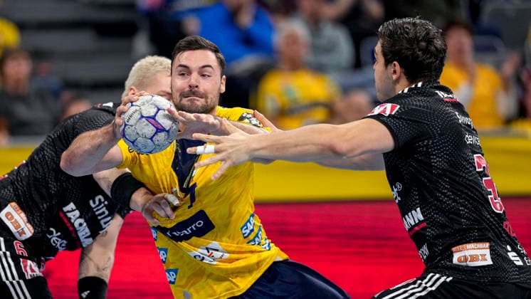 from left Marek Nissen HCE, 6 , Dani Baijens RNL, 77 , Tobias Buck HCE, 39 , duel, duel scene, duel, tackle, tackling, dynamics, action, action, 06 12 2025, Mannheim Germany , Handball, Bundesliga, Rhein Neckar Löwen HC Erlangen xozx