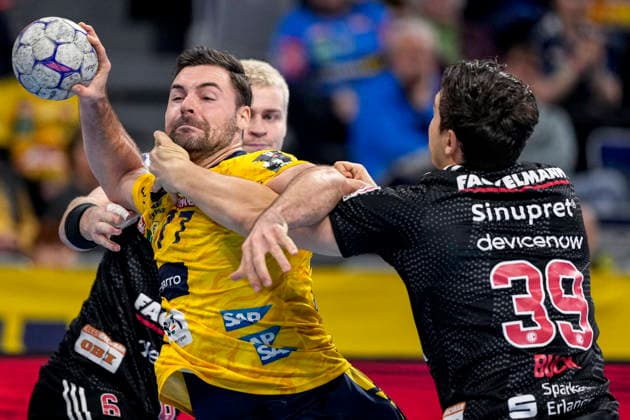 from left Marek Nissen HCE, 6 , Dani Baijens RNL, 77 , Tobias Buck HCE, 39 , duel, duel scene, duel, tackle, tackling, dynamics, action, action, 06 12 2025, Mannheim Germany , Handball, Bundesliga, Rhein Neckar Löwen HC Erlangen xozx