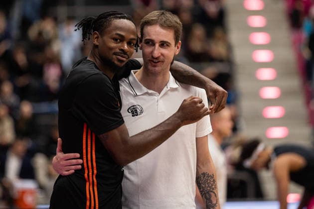 easyCredit Basketball Bundesliga, Telekom Baskets Bonn vs Niners Chemnitz, 06 12 2025 Cuddles with Ty Brewer NINERS CHEMNITZ 15 easyCredit Basketball Bundesliga, Telekom Baskets Bonn vs Niners Chemnitz, 06 12 2025, Telekom Dome Bonn Copyright: xBEAUTIFULxSPORTS Derixx
