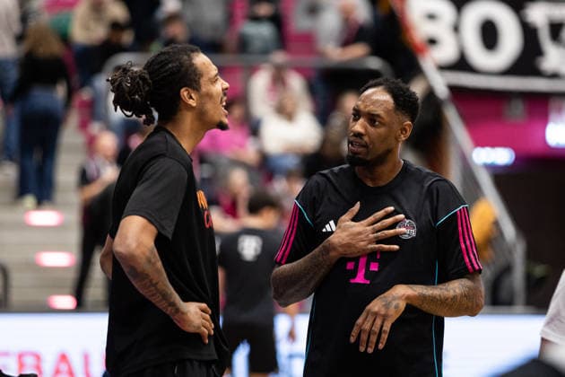 easyCredit Basketball Bundesliga, Telekom Baskets Bonn vs Niners Chemnitz, 06 12 2025 Former teammates Kevin Yebo NINERS CHEMNITZ 0 and Jeff Garrett Jr Telekom Baskets Bonn 4 easyCredit Basketball Bundesliga, Telekom Baskets Bonn vs Niners Chemnitz, 06 12 2025, Telekom Dome Bonn Copyright: xBEAUTIFULxSPORTS Derixx