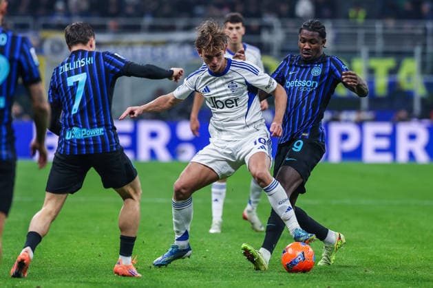 Nicolas Paz Martinez of Como 1907 competes for the ball with Marcus Thuram of FC Internazionale during Serie A 2025 26 football match between FC Internazionale and Como 1907 at San Siro Stadium in Milan  Copyright: xFabrizioxCarabelli IPAxSportx xipa-agency.netx xx IPA_68836550 IPA_Agency_IPA68836550