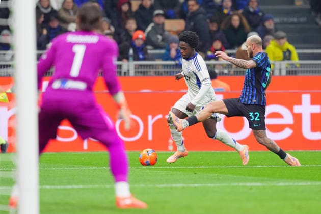 Inter Milan™s Federico Dimarco fights for the ball with Como™s Jayden Addai during the Serie A soccer match between Inter and Como at the San Siro Stadium in Milan , north Italy - Saturday , December 06 , 2025. - Soccer .  Copyright: xSpada LaPressex