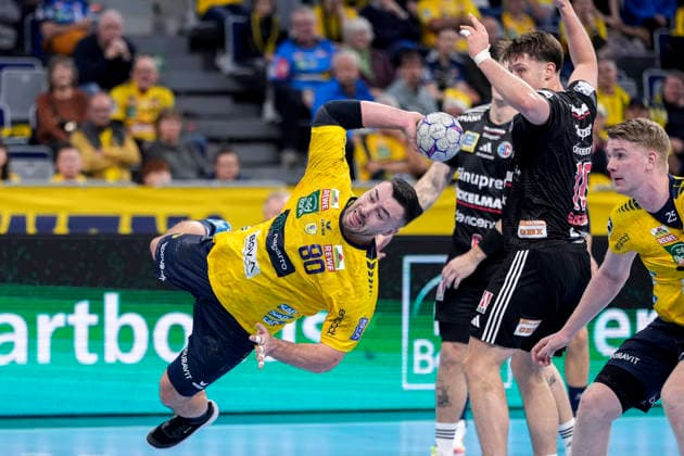 Jannik Kohlbacher RNL, 80 , jump shot, throw, goal shot, action, action scene, 06 12 2025, Mannheim Germany , Handball, Bundesliga, Rhein Neckar Löwen HC Erlangen xozx