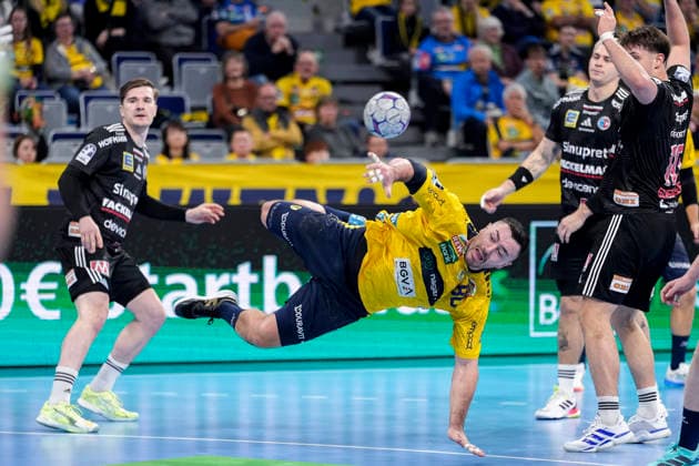 Jannik Kohlbacher RNL, 80 , jump shot, throw, goal shot, action, action scene, 06 12 2025, Mannheim Germany , Handball, Bundesliga, Rhein Neckar Löwen HC Erlangen xozx