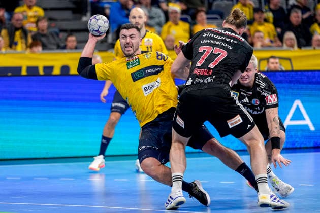 from left Jannik Kohlbacher RNL, 80 , Maciej Gebala HCE, 77 , Marek Nissen HCE, 6 , duel, duel, tackle, tackling, dynamics, action, action, 06 12 2025, Mannheim Germany , Handball, Bundesliga, Rhein Neckar Löwen HC Erlangen xozx