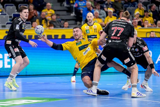 from left Yannik Bialowas HCE, 7 , Jannik Kohlbacher RNL, 80 , Maciej Gebala HCE, 77 , Marek Nissen HCE, 6 , duel, duel scene, duel, tackle, tackling, dynamics, action, action, 06 12 2025, Mannheim Germany , Handball, Bundesliga, Rhein Neckar Löwen HC Erlangen xozx