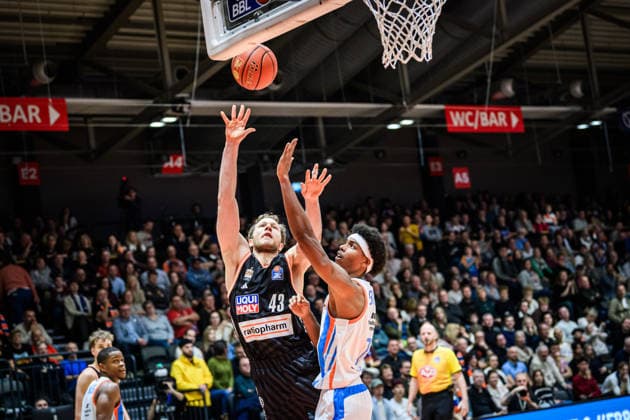 easycredit BBL Basketball Bundesliga 2025 2026 9 Matchday 06 12 2025 Science City Jena vs ratiopharm ulm v li Christian Sengfelder Ulm with a lay-up against Daniel Biel Jena Sparkassen Arena