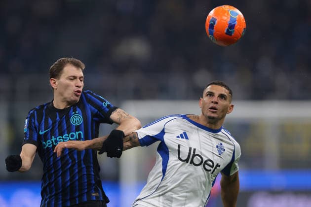 Milan, Italy, 6th December 2025. Nicolo Barella of FC Internazionale battles for possession with Diego Carlos of Como 1907 during the Internazionale vs Como 1907 Serie A match at Giuseppe Meazza, Milan. Picture credit should read: Jonathan Moscrop Sportimage EDITORIAL USE ONLY. No use with unauthorised audio, video, data, fixture lists, club league logos or live services. Online in-match use limited to 120 images, no video emulation. No use in betting, games or single club league player publications. SPI_084_JM_INTER_COMO SPI-4322-0084