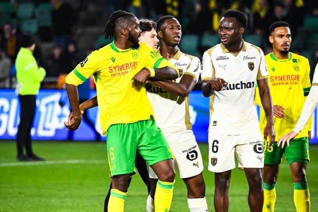 FOOTBALL : FC Nantes vs RC Lens - Ligue 1 - JournÃ e 15 - 06 12 2025 Tension entre Chidozie Awaziem (FC NANTES) et Malang Sarr (RC Lens) NantesFrance  Copyright: xBaptistexAutissierx