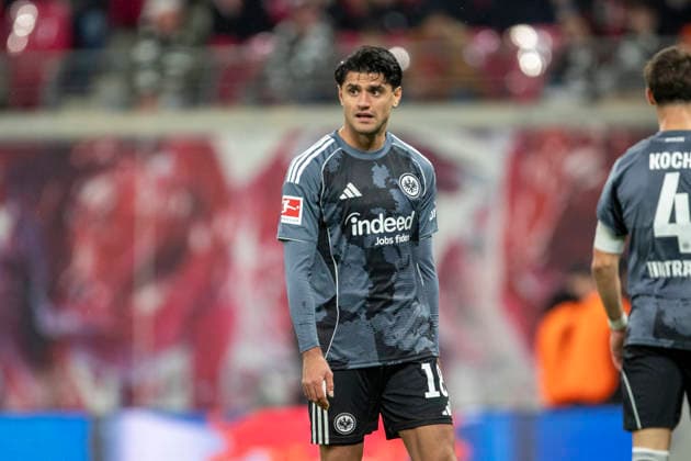 GER, Leipzig, Fußball, DFL Bundesliga, 13. Spieltag, RB Leipzig vs. Eintracht Frankfurt im Bild v.l.: Mahmoud Dahoud (Eintracht Frankfurt 18), wirkt verzweifelt 06.12.2025, Red-Bull Arena Leipzig DFL DFB REGULATIONS PROHIBIT ANY USE OF PHOTOGRAPHS AS IMAGE SEQUENCES AND OR QUASI-VIDEO, *** GER, Leipzig, Football, DFL Bundesliga, Matchday 13, RB Leipzig vs Eintracht Frankfurt in picture v l Mahmoud Dahoud Eintracht Frankfurt 18 , looks desperate 06 12 2025, Red Bull Arena Leipzig DFL DFB REGULATIONS PROHIBIT ANY USE OF PHOTOGRAPHS AS IMAGE SEQUENCES AND OR QUASI VIDEO, Copyright: HMBxMedia PaulxFritz