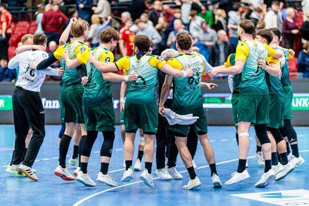 The team of VfL Eintracht Hagen cheers after 21 28 victory GER, TuS N Luebbecke vs VfL Eintracht Hagen, Handball, 2 Bundesliga, Matchday 14, Season 2025 2026, 06 12 2025 GER, TuS N Luebbecke vs VfL Eintracht Hagen, Handball, 2 Bundesliga, Matchday 14, Season 2025 2026, 06 12 2025 Luebbecke Copyright: xEibner-Pressefoto JanxRollingerx EP_JSK