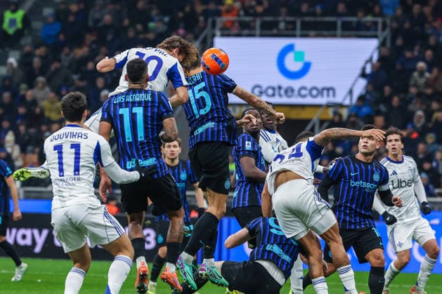 Nicolas Paz Martinez of Como 1907 seen in action during Serie A 2025 26 football match between FC Internazionale and Como 1907 at San Siro Stadium in Milan  Copyright: xFabrizioxCarabelli IPAxSportx xipa-agency.netx xx IPA_68837337 IPA_Agency_IPA68837337