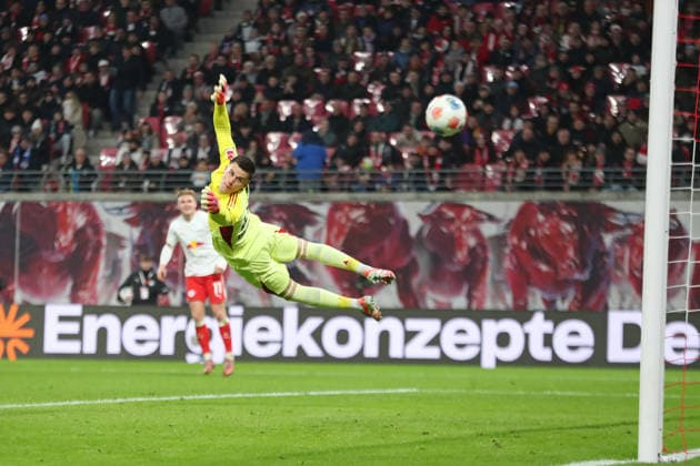 1. Fußball-Bundesliga: RB Leipzig vs. SG Eintracht Frankfurt, 06.12.2025 LEIPZIG, DEUTSCHLAND - DECEMBER 6: Torwart Michael Zetterer (23, Eintracht Frankfurt) fliegt, der Ball wird am Pfosten landen während des Bundesliga-Spiels zwischen RB Leipzig vs. SG Eintracht Frankfurt in der Red Bull Arena am 13. Spieltag der 1. Bundesliga am December 6, 2025 in Leipzig, Deutschland. DFL REGULATIONS PROHIBIT ANY USE OF PHOTOGRAPHS AS IMAGE SEQUENCES AND OR QUASI-VIDEO. *** 1 Soccer Bundesliga RB Leipzig vs SG Eintracht Frankfurt, 06 12 2025 LEIPZIG, GERMANY DECEMBER 6 Goalkeeper Michael Zetterer 23, Eintracht Frankfurt flies, the ball will land at the post during the Bundesliga match between RB Leipzig vs SG Eintracht Frankfurt at Red Bull Arena on matchday 13 of 1 Bundesliga on December 6, 2025 in Leipzig, Germany DFL REGULATIONS PROHIBIT ANY USE OF PHOTOGRAPHS AS IMAGE SEQUENCES AND OR QUASI VIDEO Copyright: xBEAUTIFULxSPORTS JanxKaeferx