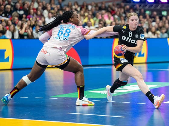 Nina Engel Germany, 08 is faster than Lyndie Tchaptchet Defo Spain, 68 , Spain vs Germany, Handball, World Championship, Women, Season 2025 2026, 06 12 2025, Spain vs Germany, Handball, World Championship, Women, Season 2025 2026, 06 12 2025 Dortmund Copyright: xEibner-Pressefoto MichaelxSchmidx EP_MST