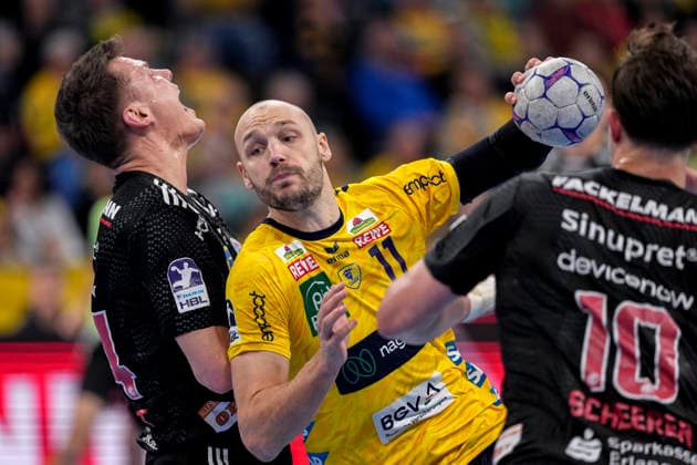 from left Christoph Steinert HCE, 44 , Lukas Sandell RNL, 11 , Florian Scheerer HCE, 10 , duel, duel scene, duel, tackle, tackling, dynamics, action, action, 06 12 2025, Mannheim Germany , Handball, Bundesliga, Rhein Neckar Löwen HC Erlangen xozx