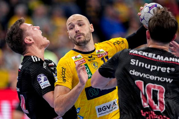 from left Christoph Steinert HCE, 44 , Lukas Sandell RNL, 11 , Florian Scheerer HCE, 10 , duel, duel scene, duel, tackle, tackling, dynamics, action, action, 06 12 2025, Mannheim Germany , Handball, Bundesliga, Rhein Neckar Löwen HC Erlangen xozx