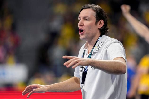 Johannes Sellin coach, head coach, HC Erlangen , gives instructions, gestures, gesticulates with arms, single picture, single photo, action, action, 06 12 2025, Mannheim Germany , Handball, Bundesliga, Rhein Neckar Löwen HC Erlangen xozx