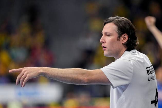 Johannes Sellin coach, head coach, HC Erlangen , gives instructions, gestures, gesticulates with arms, single picture, single photo, action, action, 06 12 2025, Mannheim Germany , Handball, Bundesliga, Rhein Neckar Löwen HC Erlangen xozx