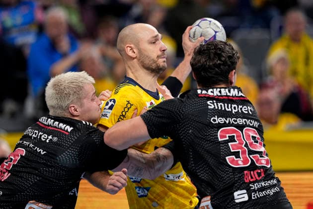 from left Marek Nissen HCE, 6 , Lukas Sandell RNL, 11 , Tobias Buck HCE, 39 , duel, duel scene, duel, tackle, tackling, dynamics, action, action, 06 12 2025, Mannheim Germany , Handball, Bundesliga, Rhein Neckar Löwen HC Erlangen xozx