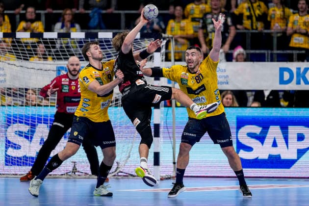 from left Steven Plucnar Jacobsen RNL, 9 , Andri Mar Runarsson HCE, 4 , Jannik Kohlbacher RNL, 80 , duel, duel, tackle, tackling, dynamics, action, action, 06 12 2025, Mannheim Germany , Handball, Bundesliga, Rhein Neckar Löwen HC Erlangen xozx