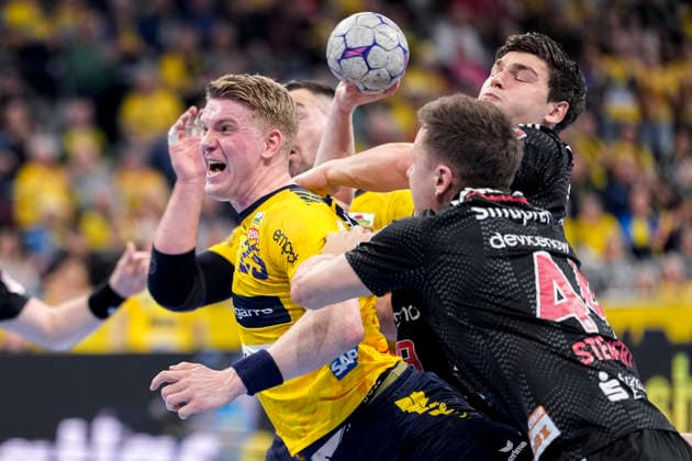 from left Haukur Thrastarson RNL, 25 , Christoph Steinert HCE, 44 , Tobias Buck HCE, 39 , duel, duel scene, duel, tackle, tackling, dynamics, action, action, 06 12 2025, Mannheim Germany , Handball, Bundesliga, Rhein Neckar Löwen HC Erlangen xozx
