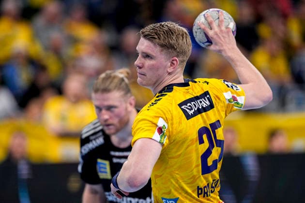 Haukur Thrastarson RNL, 25 , single picture, single photo, at seven meter, 7 meter, penalty throw, game scene, action, action, 06 12 2025, Mannheim Germany , Handball, Bundesliga, Rhein Neckar Löwen HC Erlangen xozx