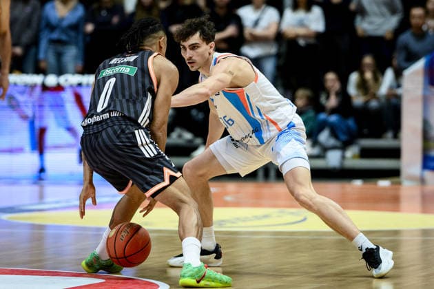 Nelson, Weidemann Ratiopharm Ulm, 0 , Kristofer, Krause Science City Jena, 36 GER, Thuringia, Science City Jena vs Ratiopharm Ulm, easyCredit Basketball Bundesliga, Basketball, Matchday 9, Season 2025 2026, 06 12 2025 GER, Thuringia, Science City Jena vs Ratiopharm Ulm, easyCredit Basketball Bundesliga, Basketball, Matchday 9, Season 2025 2026, 06 12 2025 Jena Copyright: xEibner-Pressefoto MartinxHerbstx EP_MHT