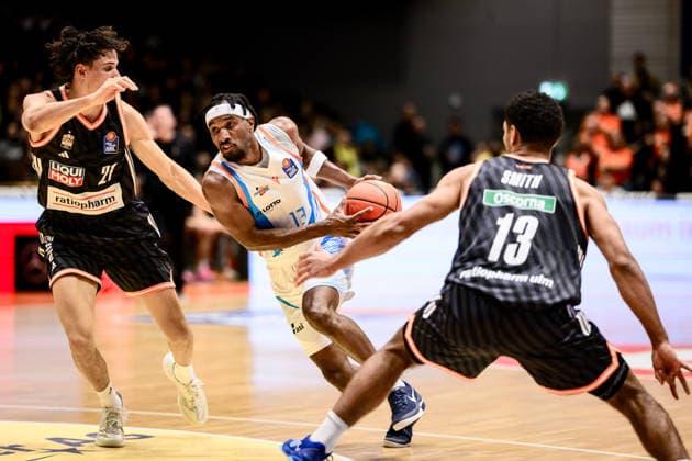 Alec, Anigbata Ratiopharm Ulm, 21 , Keith, Braxton Jr Science City Jena, 13 , Mark, Smith Ratiopharm Ulm, 13 GER, Thuringia, Science City Jena vs Ratiopharm Ulm, easyCredit Basketball Bundesliga, Basketball, Matchday 9, Season 2025 2026, 06 12 2025 GER, Thuringia, Science City Jena vs Ratiopharm Ulm, easyCredit Basketball Bundesliga, Basketball, Matchday 9, Season 2025 2026, 06 12 2025 Jena Copyright: xEibner-Pressefoto MartinxHerbstx EP_MHT