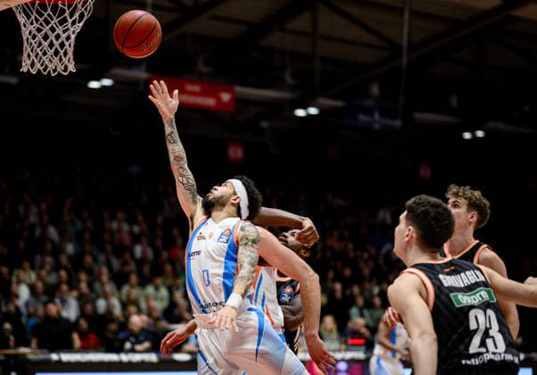 Tavian, Dunn Martin Science City Jena, 0 , Alex, Herrera Science City Jena, 41 , Diego, Garavaglia Ratiopharm Ulm, 23 GER, Thuringia, Science City Jena vs Ratiopharm Ulm, easyCredit Basketball Bundesliga, Basketball, Matchday 9, Season 2025 2026, 06 12 2025 GER, Thuringia, Science City Jena vs Ratiopharm Ulm, easyCredit Basketball Bundesliga, Basketball, Matchday 9, Season 2025 2026, 06 12 2025 Jena Copyright: xEibner-Pressefoto MartinxHerbstx EP_MHT