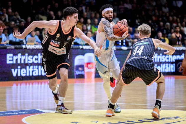 Diego, Garavaglia Ratiopharm Ulm, 23 , Teo, Milicic Ratiopharm Ulm, 44 , Tavian, Dunn Martin Science City Jena, 0 GER, Thuringia, Science City Jena vs Ratiopharm Ulm, easyCredit Basketball Bundesliga, Basketball, Matchday 9, Season 2025 2026, 06 12 2025 GER, Thuringia, Science City Jena vs Ratiopharm Ulm, easyCredit Basketball Bundesliga, Basketball, Matchday 9, Season 2025 2026, 06 12 2025 Jena Copyright: xEibner-Pressefoto MartinxHerbstx EP_MHT