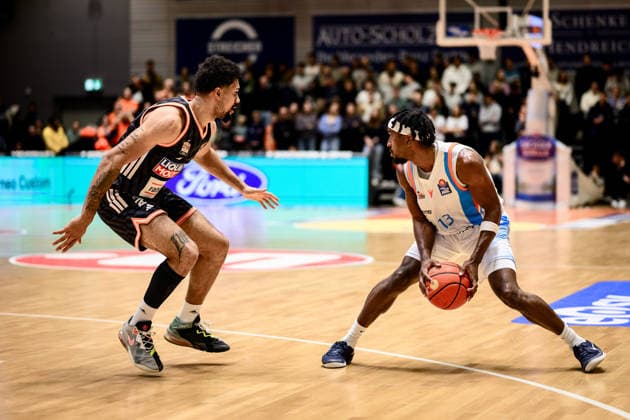Keith, Braxton Jr Science City Jena, 13 , Len, Schoormann Ratiopharm Ulm, 1 GER, Thuringia, Science City Jena vs Ratiopharm Ulm, easyCredit Basketball Bundesliga, Basketball, Matchday 9, Season 2025 2026, 06 12 2025 GER, Thuringia, Science City Jena vs Ratiopharm Ulm, easyCredit Basketball Bundesliga, Basketball, Matchday 9, Season 2025 2026, 06 12 2025 Jena Copyright: xEibner-Pressefoto MartinxHerbstx EP_MHT