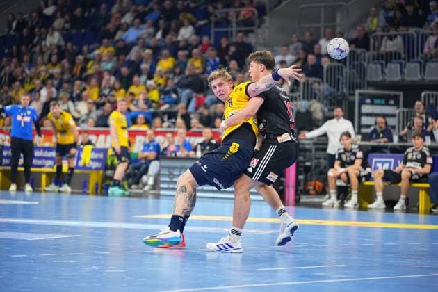 Florian Scheerer 10 HC Erlangen and Edwin Aspenbäck 78 Rhein Neckar Löwen in a duel for the ball Handball scene with Florian Scheerer 10 HC Erlangen and Edwin Aspenbäck 78 Rhein Neckar Löwen Copyright: xspeedshotx