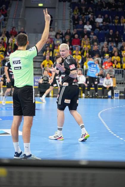 Marek Nissen 6, HC Erlangen discusses with referee Marek Nissen 6, HC Erlangen discusses with referee Copyright: xspeedshotx