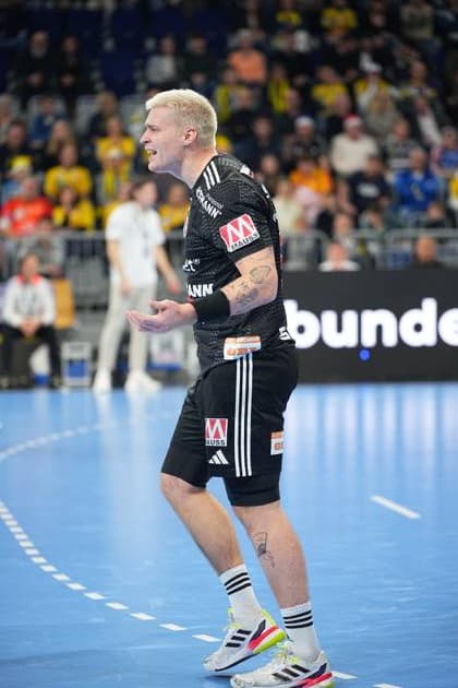 Marek Nissen 6, HC Erlangen discusses with referee Marek Nissen 6, HC Erlangen discusses with referee Copyright: xspeedshotx