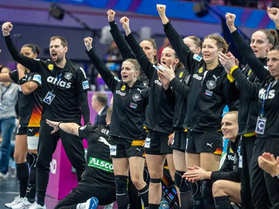 Cheers on the German bench, Spain vs. Germany, Handball, World Championship, Women, 2025 2026 season, 06 12 2025, Spain vs. Germany, Handball, World Championship, Women, 2025 2026 season, 06 12 2025 Dortmund Copyright: xEibner-Pressefoto MichaelxSchmidx EP_MST