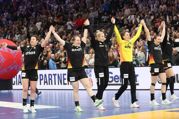 Spain Germany, IHF Womens Handball World Championship cheers of the German team after the victory 3 main round match of the Womens Handball World Championship between Spain and Germany on December 6, 2025 at the Westfalenhalle in Dortmund , Dortmund Nordrhein Westfalen Germany Westfalenhalle