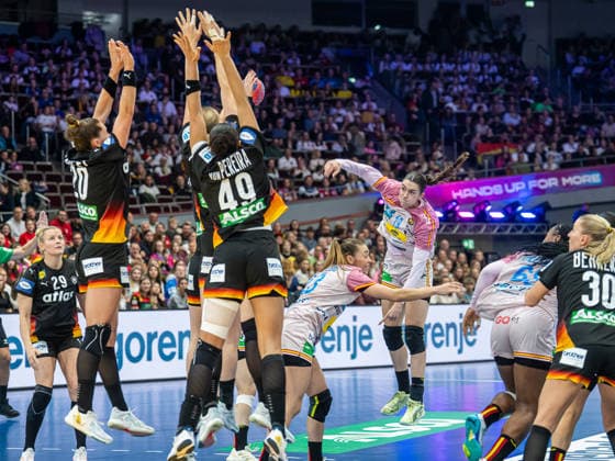 Ester Somaza Bosch Spain, 19 stays in the German wall at the free throw, Spain vs. Germany, Handball, World Championship, Women, 2025 2026 season, 06 12 2025, Spain vs. Germany, Handball, World Championship, Women, 2025 2026 season, 06 12 2025 Dortmund Copyright: xEibner-Pressefoto MichaelxSchmidx EP_MST
