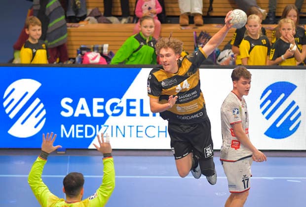 06 12 2025, Dresdens Anton Voss scores his first goal for HC Elbflorenz, Handball, 2 Bundesliga, HC Elbflorenz Dresden TV Hüttenberg,e c Dresden