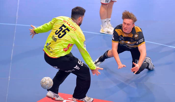 06 12 2025, Dresdens Anton Voß scores his first goal for HC Elbflorenz, on the left Hüttenbergs Yahav Shamir, Handball, 2 Bundesliga, HC Elbflorenz Dresden TV Hüttenberg,e c Dresden