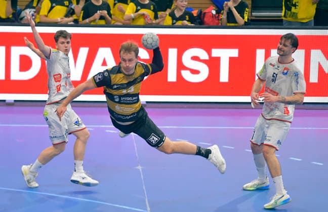 06 12 2025, Dresdens Anton Preußner throws successfully, Handball, 2 Bundesliga, HC Elbflorenz Dresden TV Hüttenberg,e c Dresden
