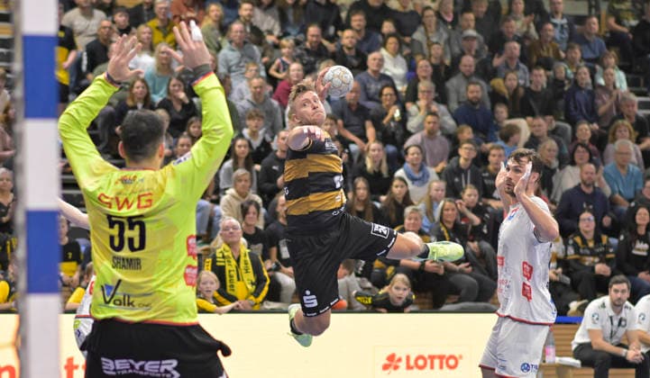 06 12 2025, Dresdens Viktor Petersen Norberg, on the left Hüttenbergs Yahav Shamir, Handball, 2 Bundesliga, HC Elbflorenz Dresden TV Hüttenberg,e c Dresden