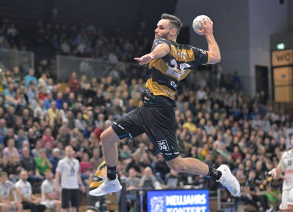 06 12 2025, Dresdens Sebastian Greß successful, Handball, 2 Bundesliga, HC Elbflorenz Dresden TV Hüttenberg,e c Dresden
