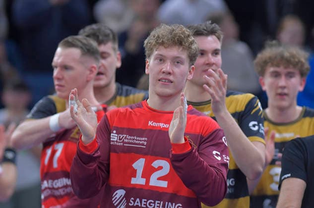 06 12 2025, Dresdens Oliver Sandin and the team celebrate after the win, Handball, 2 Bundesliga, HC Elbflorenz Dresden TV Hüttenberg,e c Dresden